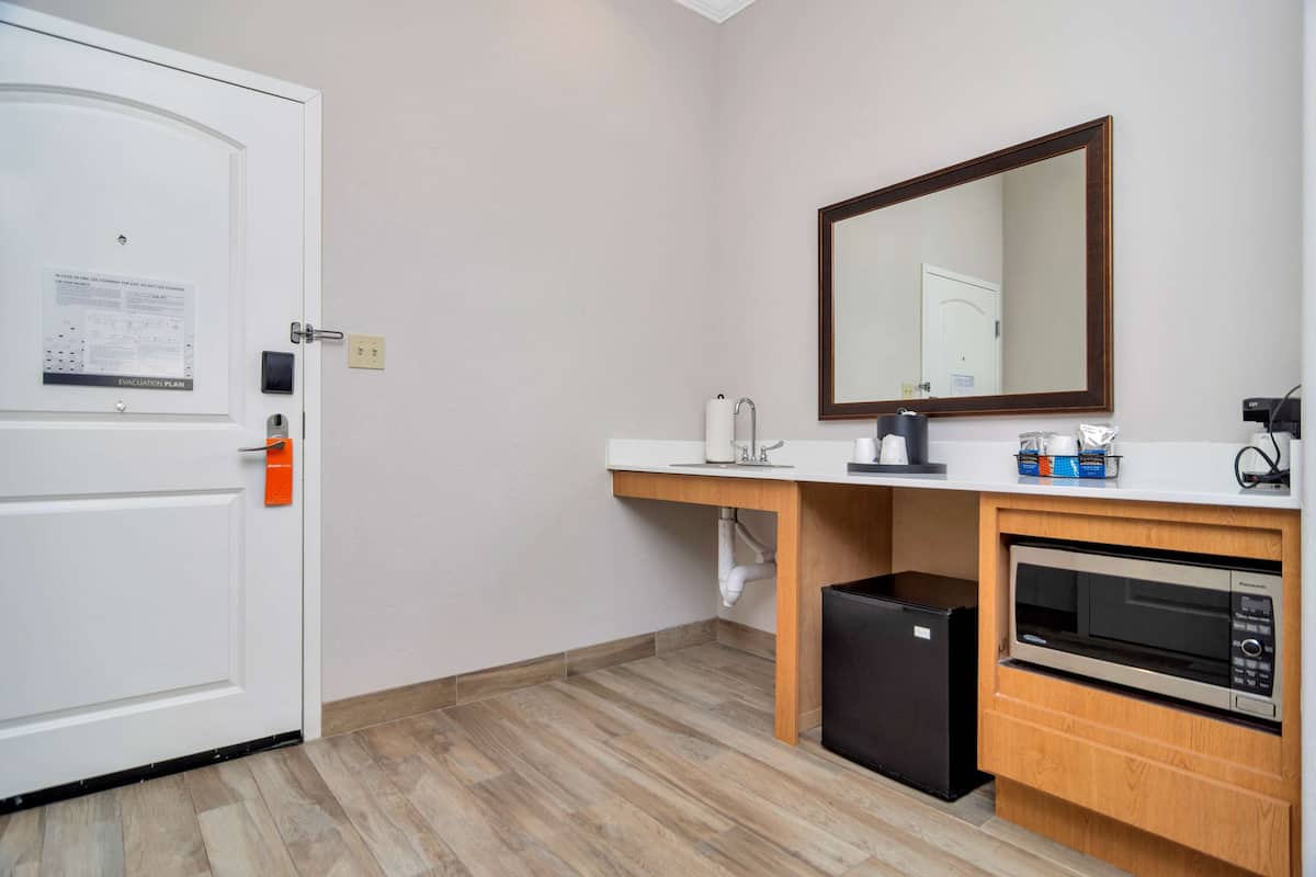 studio, accessible, non smoking | minibar