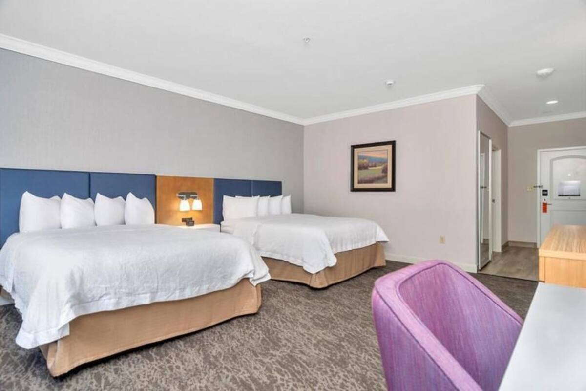 1 Schlafzimmer, hochwertige Bettwaren, Zimmersafe, Schreibtisch