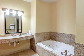 Chambre Standard, 1 très grand lit, non-fumeur | Salle de bain | Articles de toilette (gratuits), séchoir à cheveux, serviettes fournies
