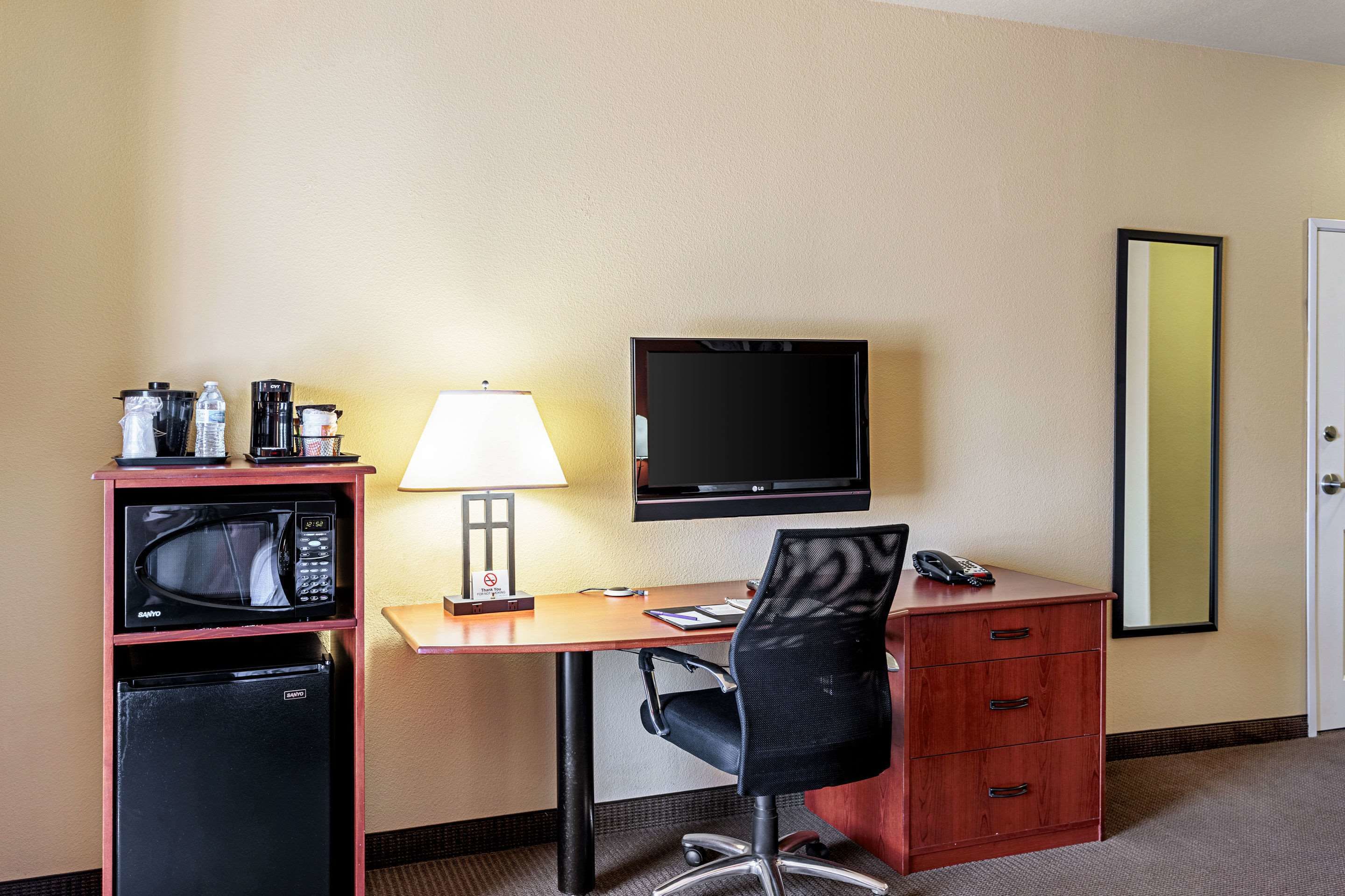 standard room, 1 king bed, non smoking | premium bedding, pillow-top beds, desk, iron/ironing board