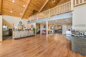 Lobby - Econo Lodge Rice Lake (Rice Lake)