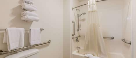 Un baño con inodoro, bañera con cortina de ducha y toallero con varias toallas.