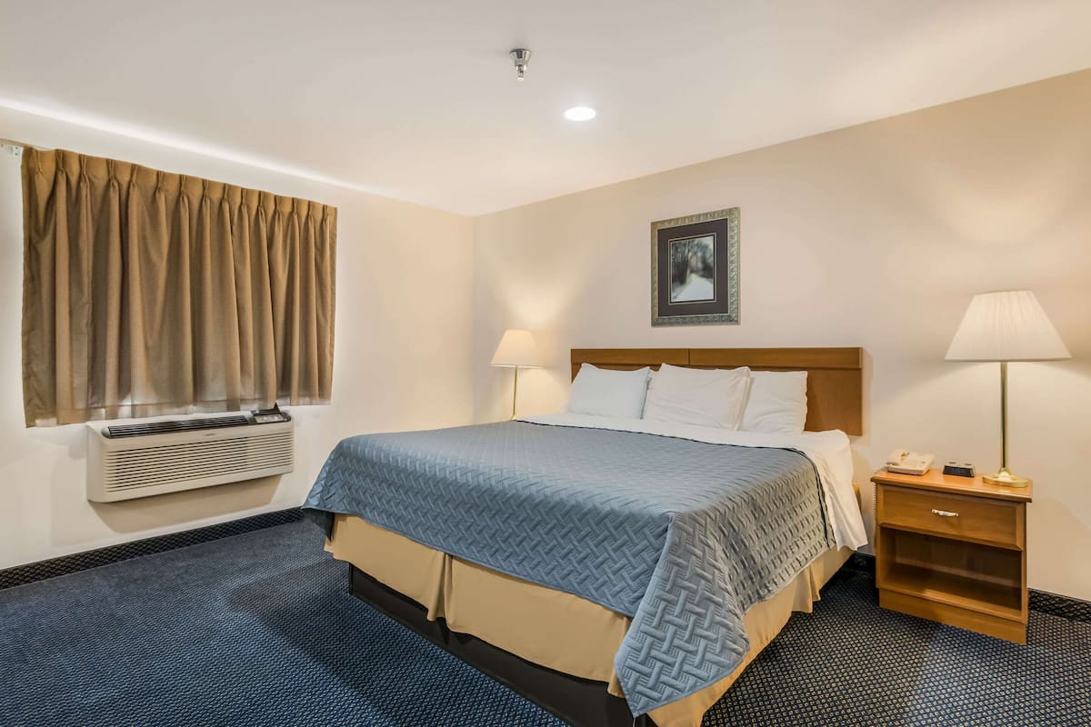 Suite, 1 King Bed, Accessible, Non Smoking