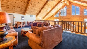 A cozy interior with a wooden ceiling, a sofa set, and a dining area. - Econo Lodge Rice Lake (Rice Lake)