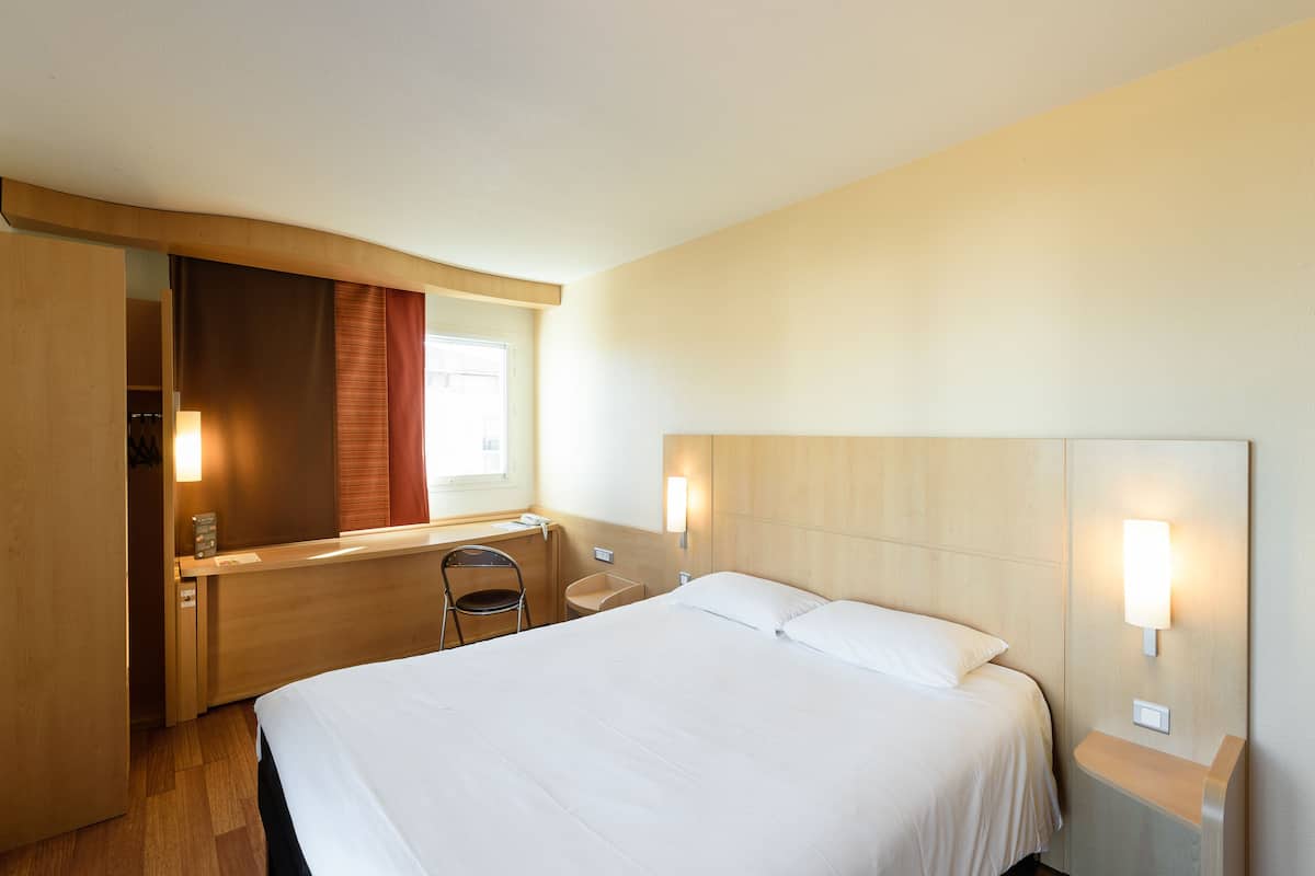 Zimmer, 1 Doppelbett | Individuell dekoriert, individuell eingerichtet, Schreibtisch