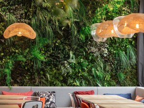 Dagelijks ontbijtbuffet (EUR 13.90 per persoon)