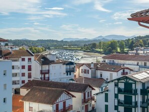Individueel gedecoreerd, individueel gemeubileerd, een bureau