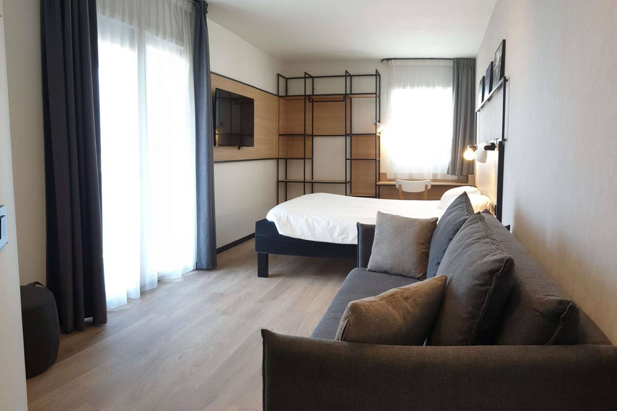 Superior-Zimmer, 1 Doppelbett und Schlafsofa, Balkon, Flussblick | Individuell dekoriert, individuell eingerichtet, Schreibtisch