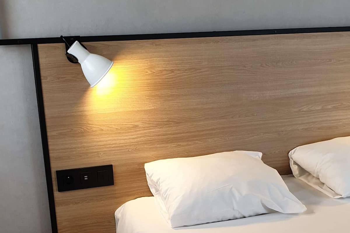 Room, 1 Double Bed | Individually decorated, individually furnished, desk, soundproofing