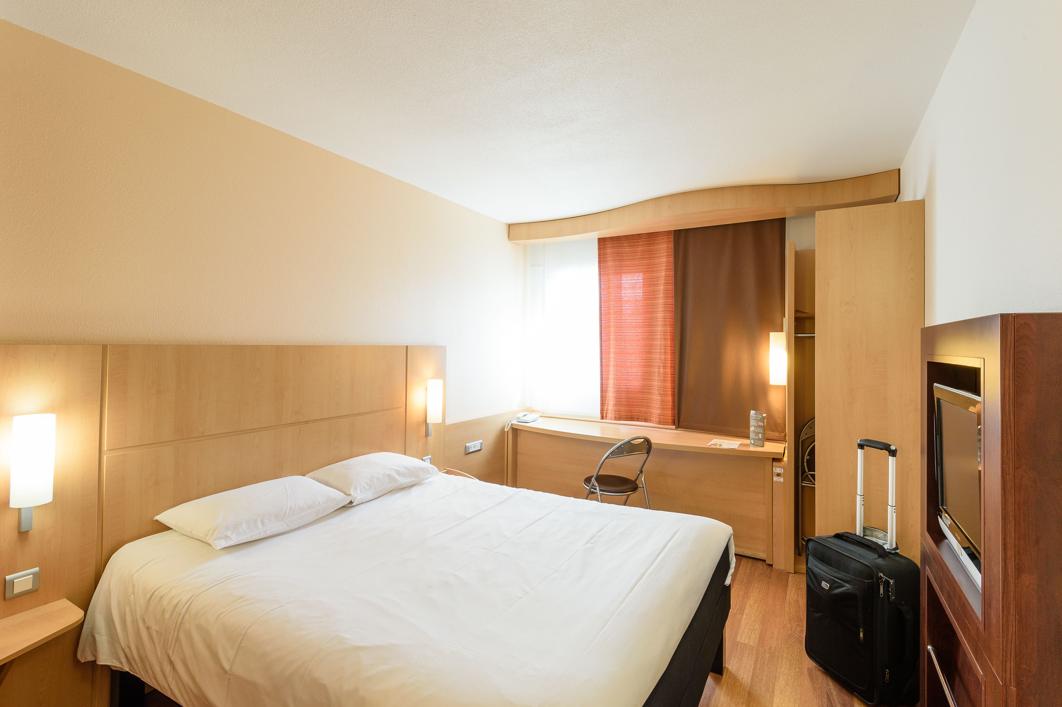 individually decorated, individually furnished, desk, soundproofing