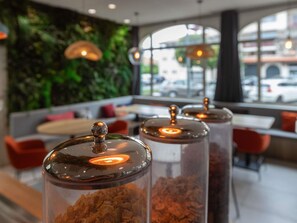 Desayuno buffet diario (EUR 13.90 por persona)