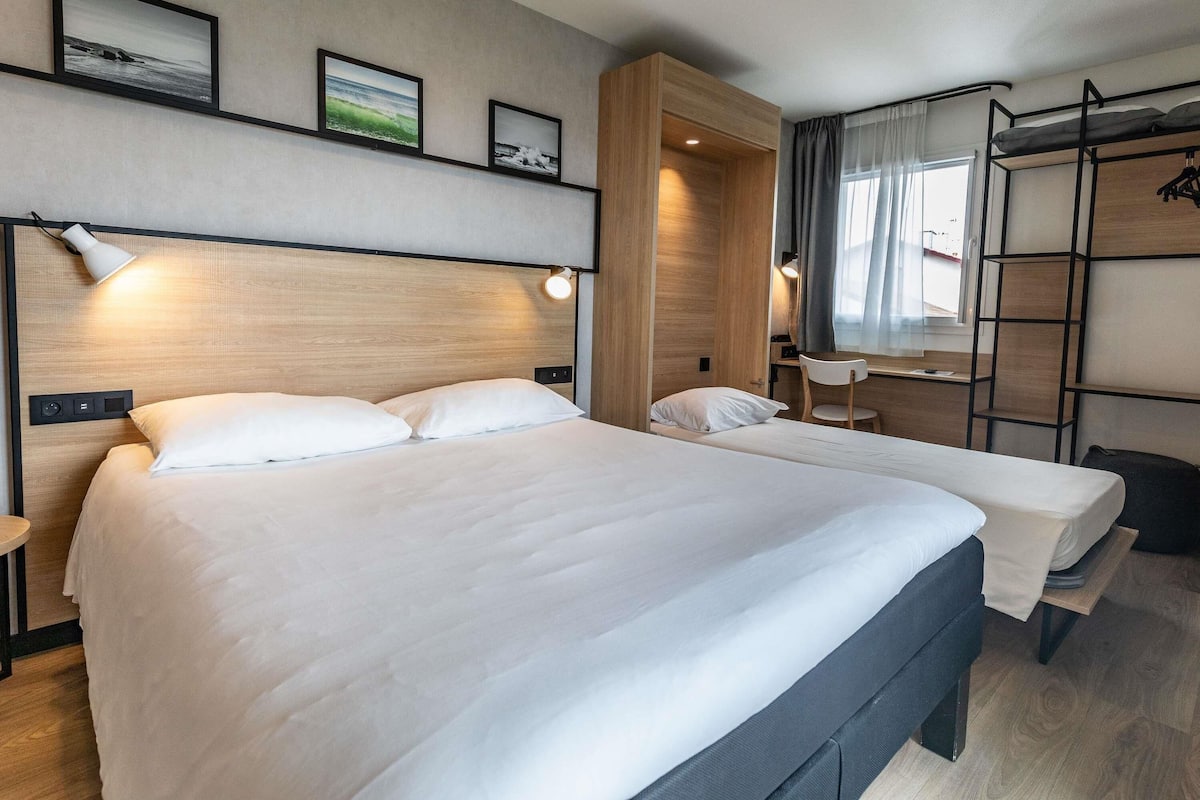 Standaard kamer, Meerdere bedden, balkon | Individueel gedecoreerd, individueel gemeubileerd, een bureau