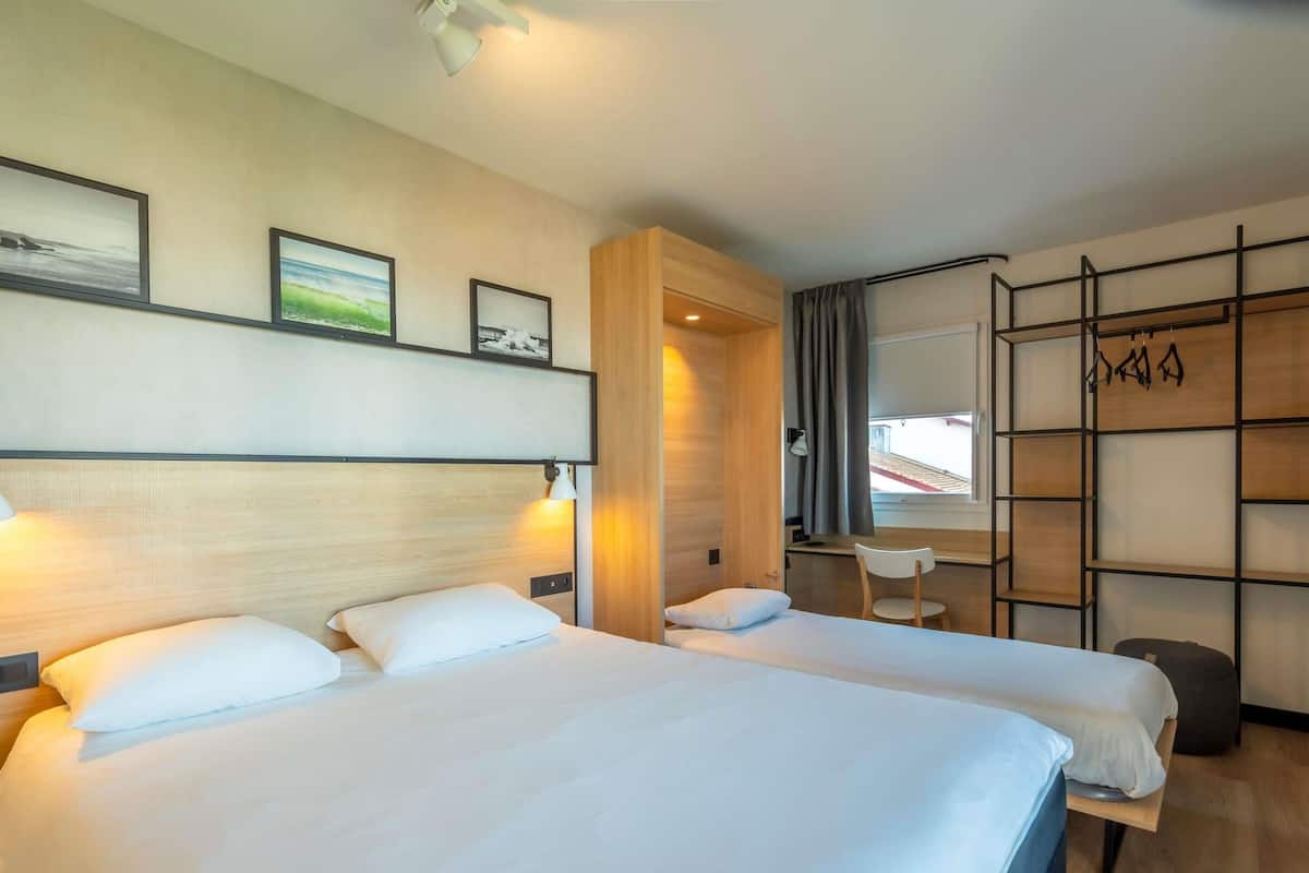 Standard Room, Double bed | Desk, soundproofing, iron/ironing board (on request), free WiFi