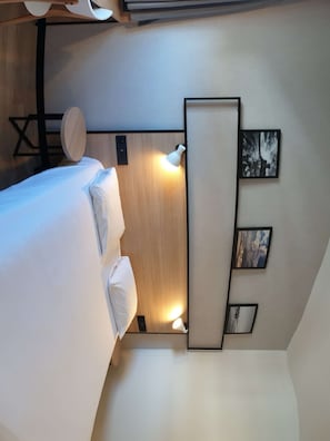 Kamer, meerdere bedden | Individueel gedecoreerd, individueel gemeubileerd, een bureau