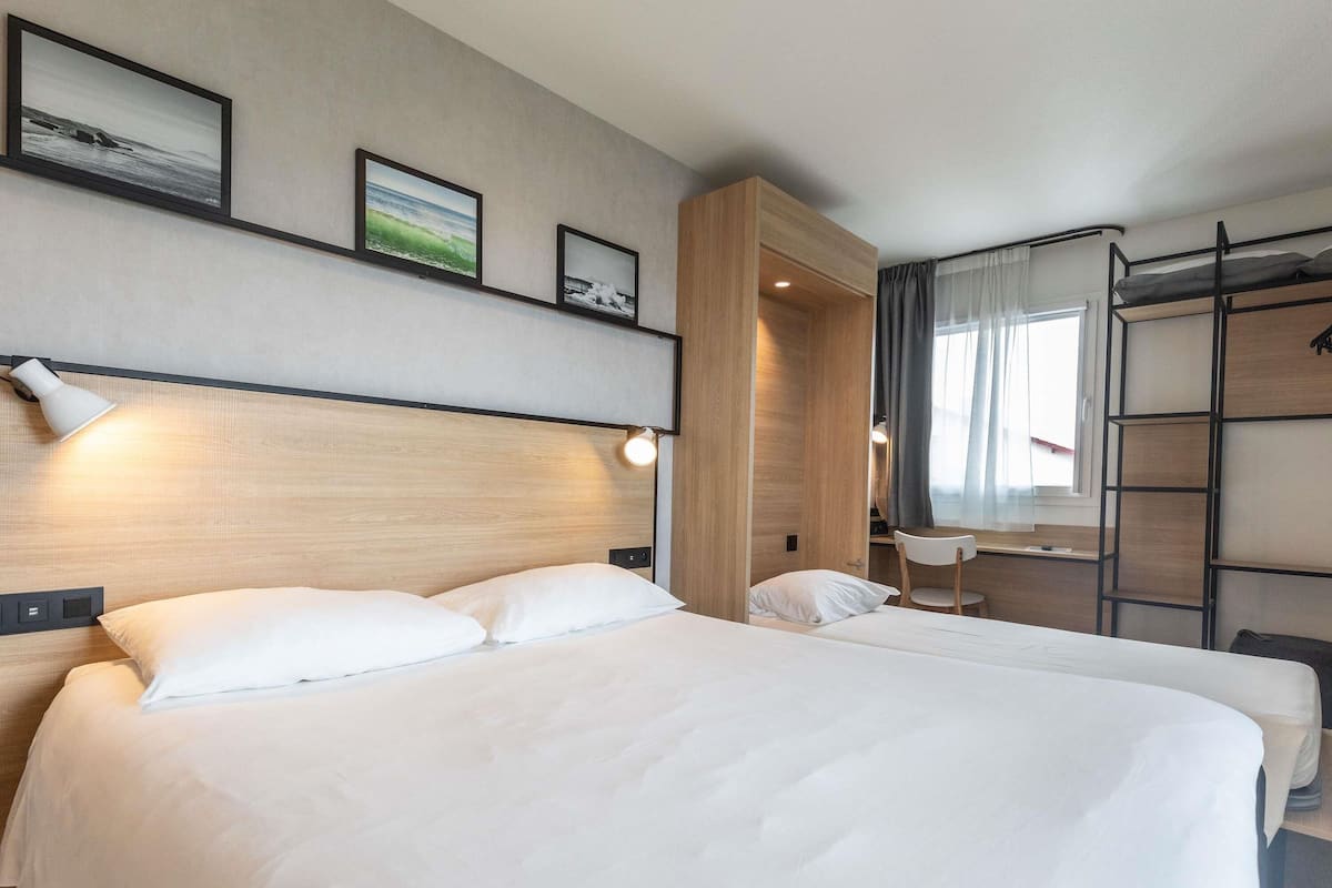 Kamer | Individueel gedecoreerd, individueel gemeubileerd, een bureau