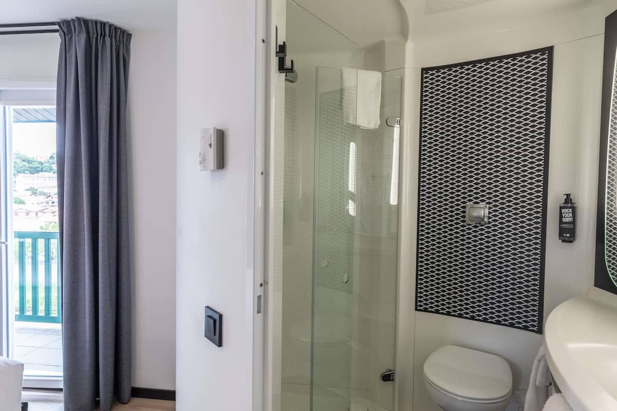 individually decorated, individually furnished, desk, soundproofing