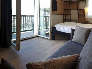 Decoración personalizada, muebles diferentes y escritorio 