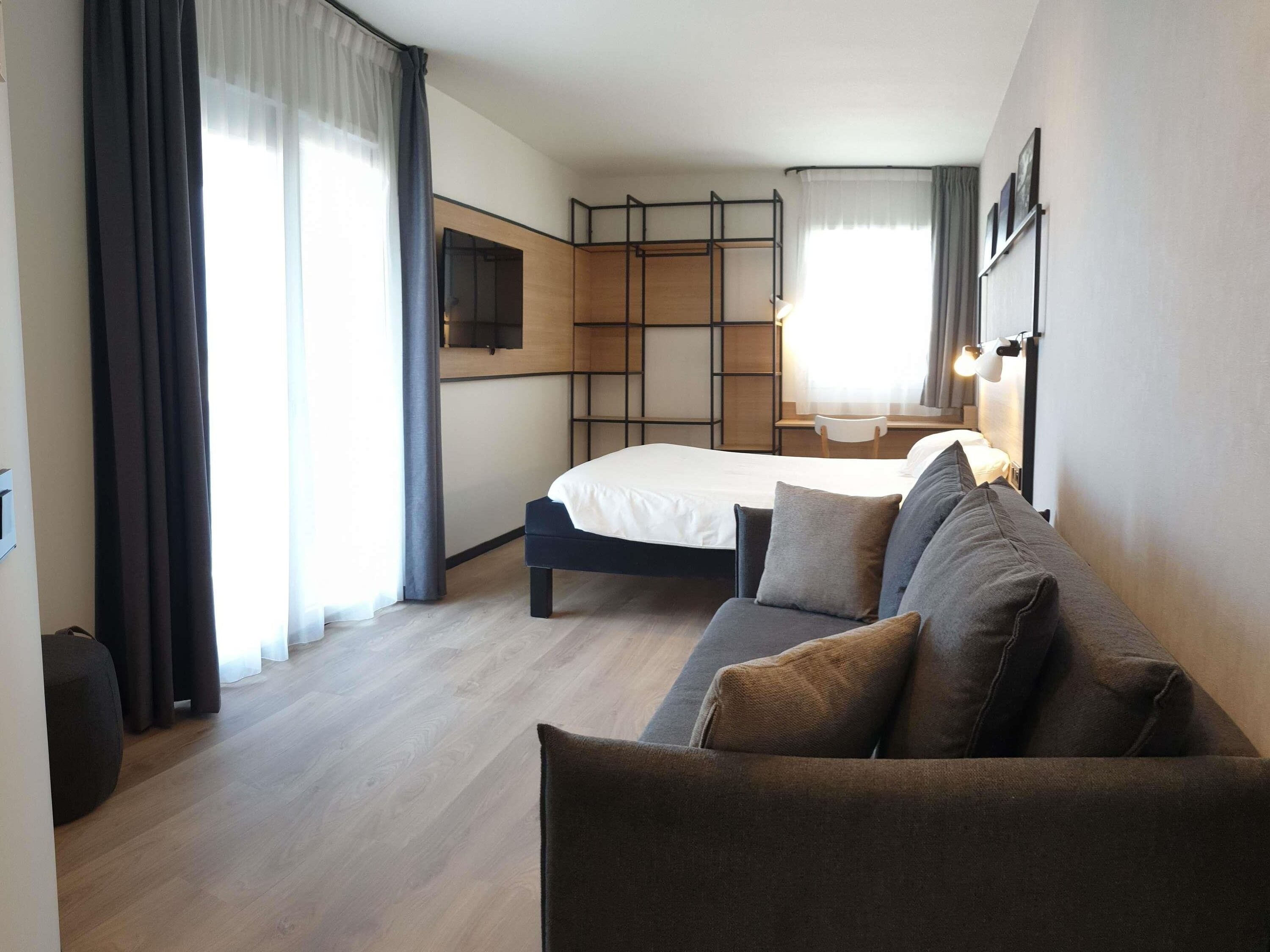 Chambre Supérieure, 1 lit double et 1 canapé-lit, balcon, vue fleuve | Décoration personnalisée, ameublement personnalisé, bureau