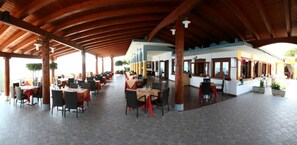 Breakfast, lunch, dinner served; Italian cuisine 