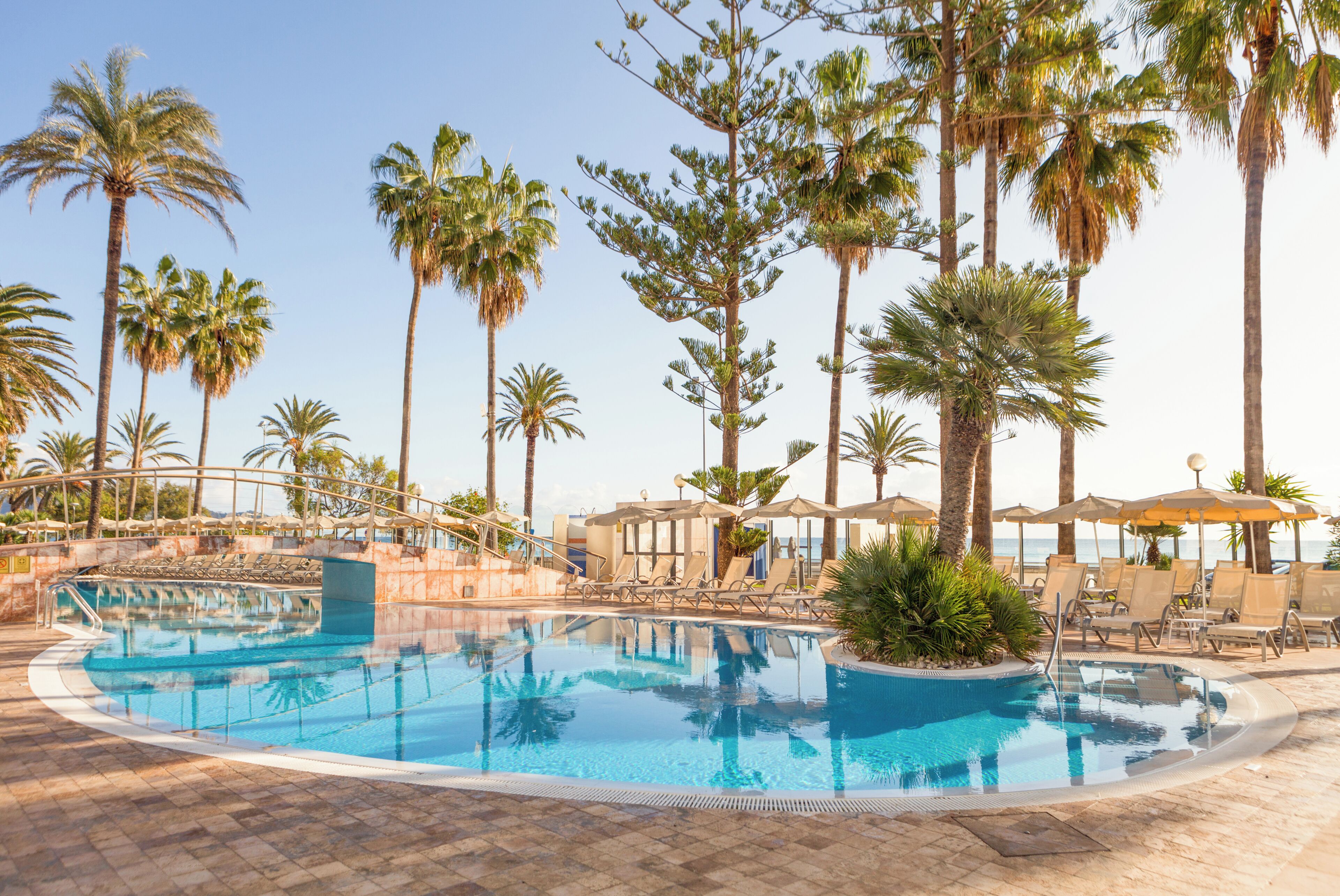 Piscina interna, 2 piscinas externas, guarda-sóis, espreguiçadeiras