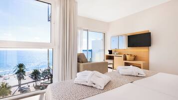 Junior suite, balkon, uitzicht op zee | Een minibar, een kluis op de kamer, een bureau, geluiddichte muren