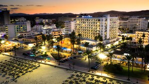 A hotel with multiple floors, a swimming pool, and a beach area with umbrellas. - CM Playa del Moro Hotel (Sant Llorenc des Cardassar)
