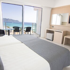 Minibar, in-room safe, desk, soundproofing - CM Playa del Moro Hotel (Sant Llorenc des Cardassar)