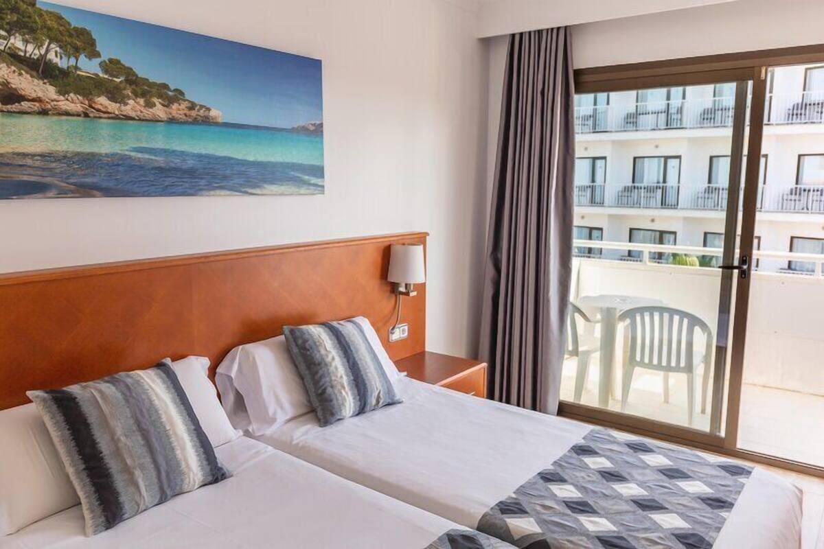 Basic Double Room, 2 Twin Beds | Desk, blackout drapes, WiFi (surcharge), bed sheets