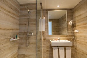 Shower, free toiletries, hair dryer, towels - R2 Verónica (Sant Llorenc des Cardassar)