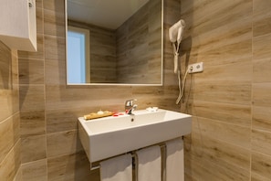 Shower, free toiletries, hair dryer, towels - R2 Verónica (Sant Llorenc des Cardassar)