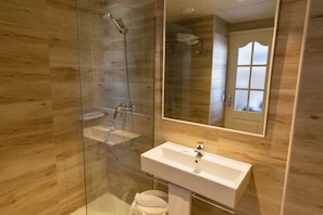 Shower, free toiletries, hair dryer, towels - R2 Verónica (Sant Llorenc des Cardassar)