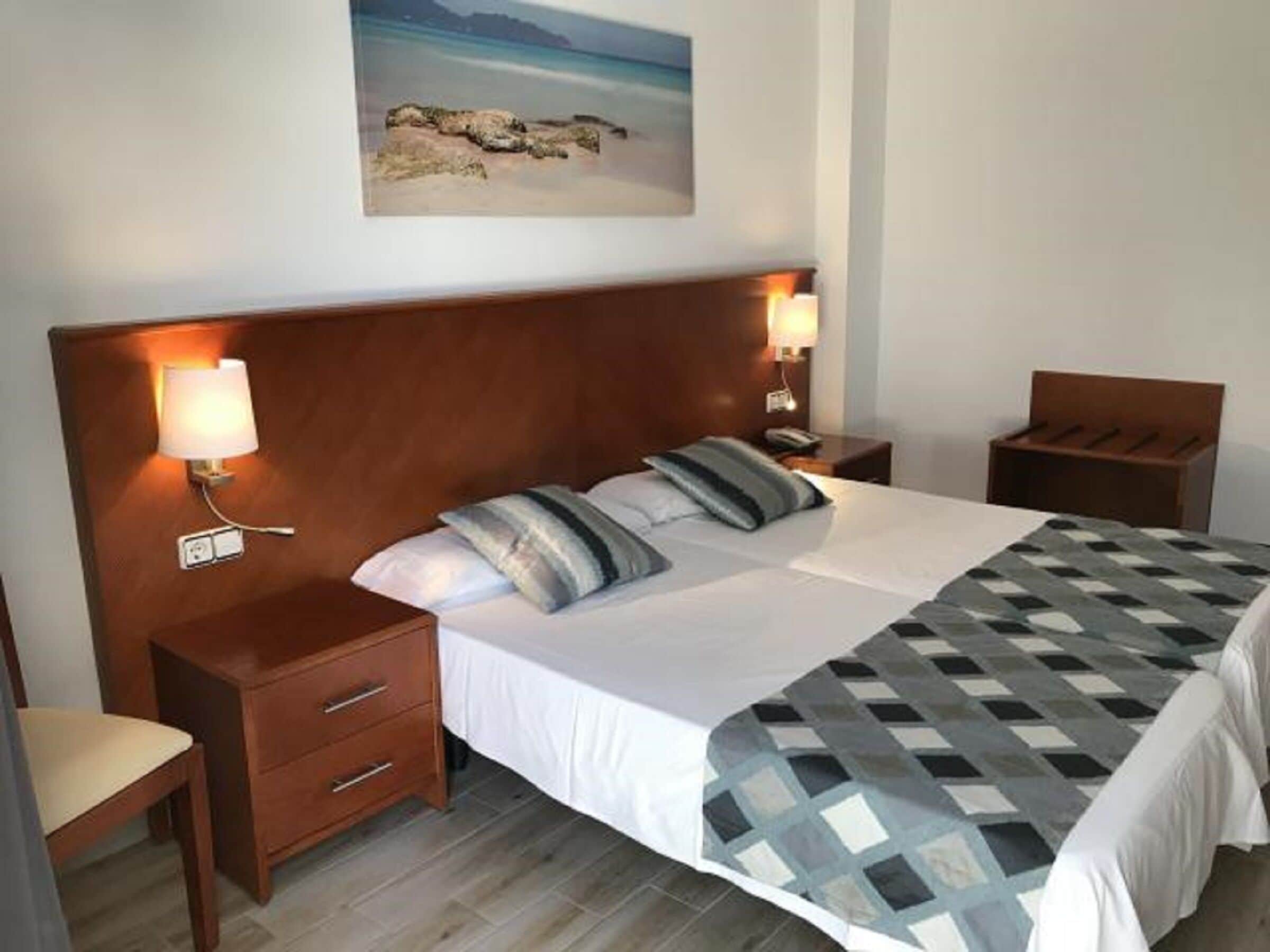 Escritorio, cortinas blackout, wifi y ropa de cama 