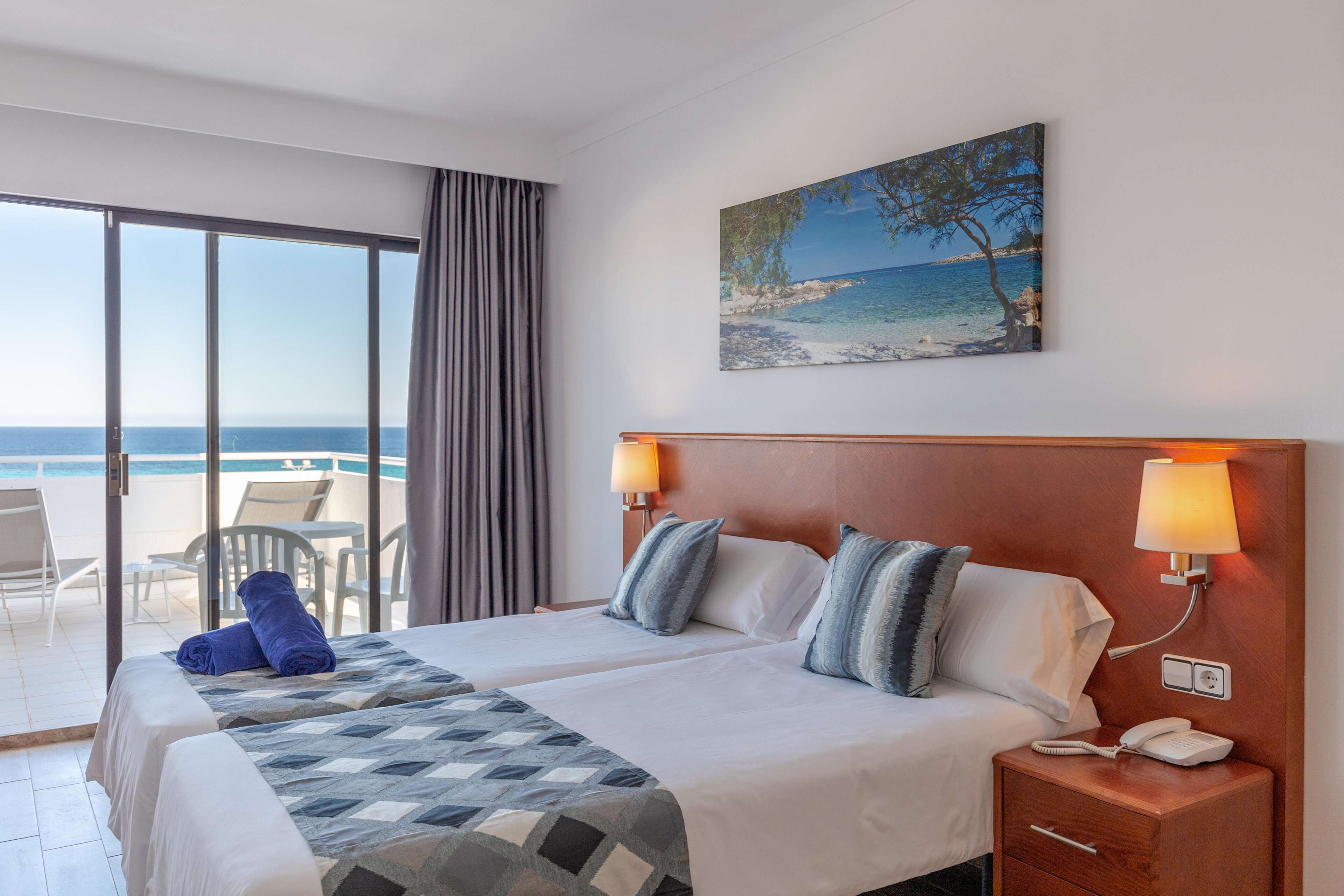 Bureau, rideaux occultants, Wi-Fi, draps fournis