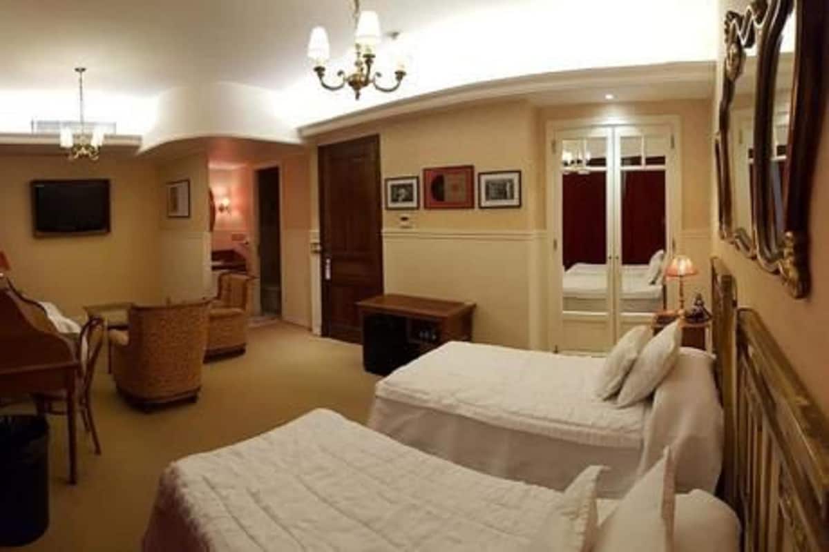 Sengetøy av topp kvalitet, minibar, safe på rommet og skrivebord