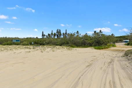 Fachada del alojamiento. K'gari Beach Resort