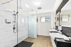 King 2 Bedroom Apartment | Bathroom