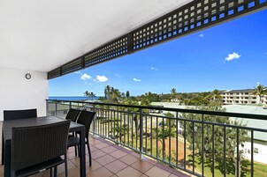 Apartamento, 2 quartos, ar-condicionado | Vista do quarto