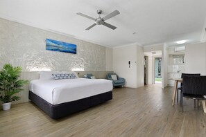 客房, 1 張特大雙人床, 空調, 泳池景觀 | 床單