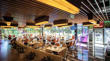 Déjeuner et dîner servis sur place