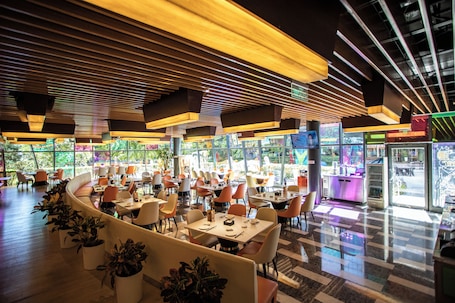 Lunch and dinner served