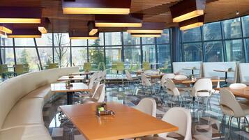 Daily buffet breakfast (CNY 138 per person)