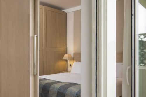 Minibar, in-room safe, blackout curtains, free WiFi