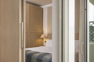 Frigobar, cofres nos quartos, cortinas blackout, Wi-Fi de cortesia