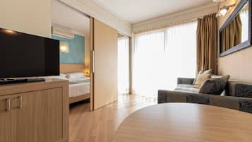 Deluxe Room | 1 bedroom, minibar, in-room safe, blackout drapes