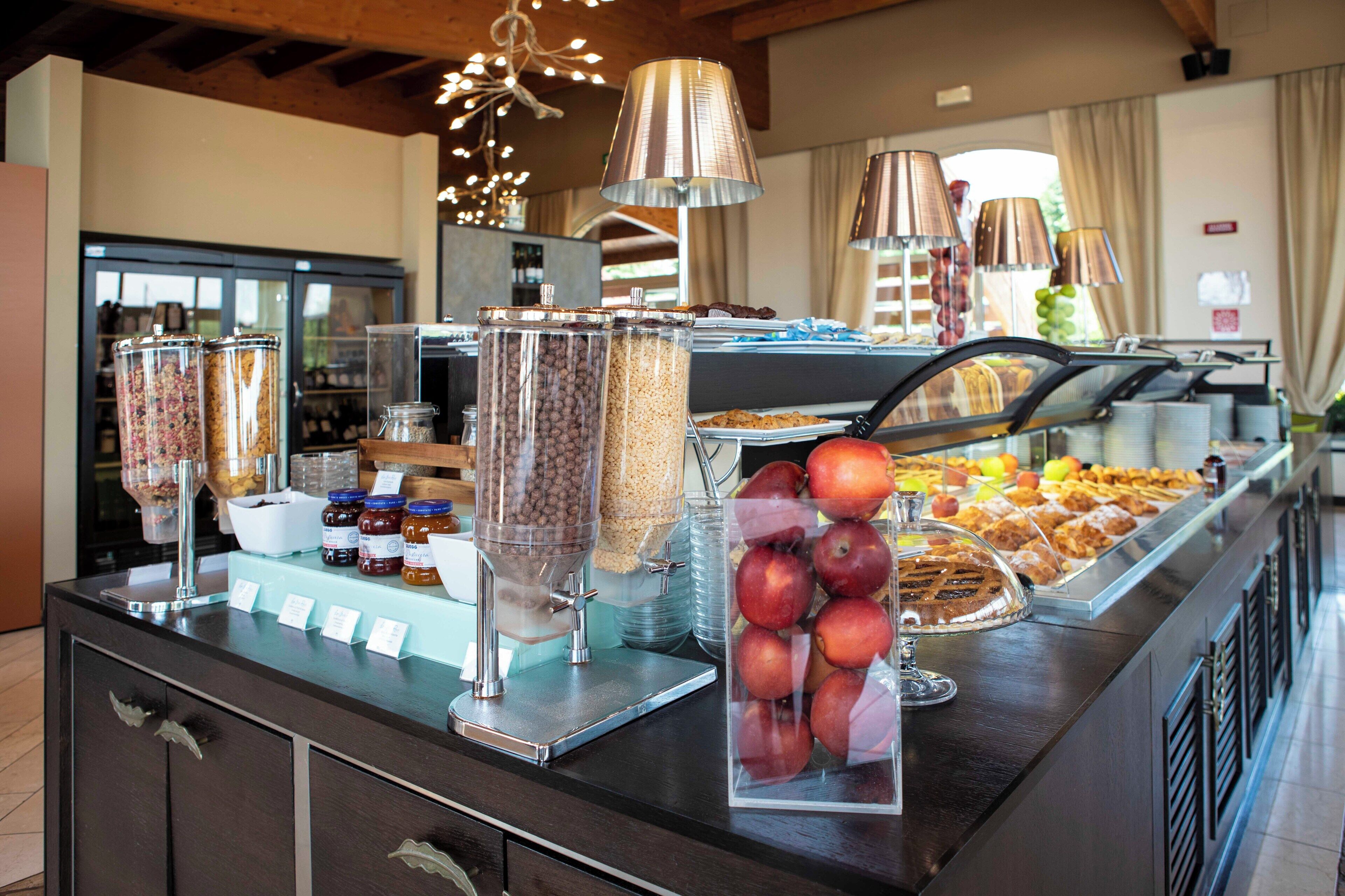 Café da manhã com buffet grátis todos os dias