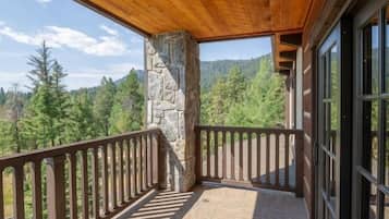 Apartment, Multiple Beds (Three-Bedroom Deluxe Apartment) | Terrace/patio