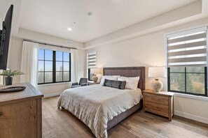 Leilighet, flere senger (Three-Bedroom Apartment - High Floor) | Safe på rommet, individuelt dekorert og individuelt innredet