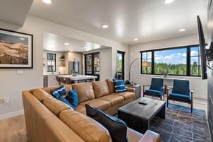 Condo, várias camas (Village 3-Bdrm Condo Sleeps 8) | Área de estar | TV de tela plana