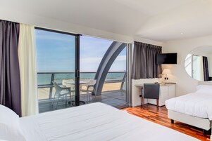 Junior Suite, Sea View | Minibar, in-room safe, free WiFi, bed sheets
