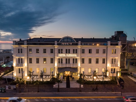 Fachada de la propiedad por la tarde o noche